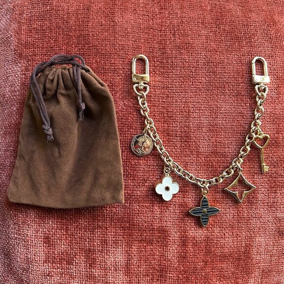 CLOVER BAG CHARM - Gold Tone ☀️ - Picture 3 of 7